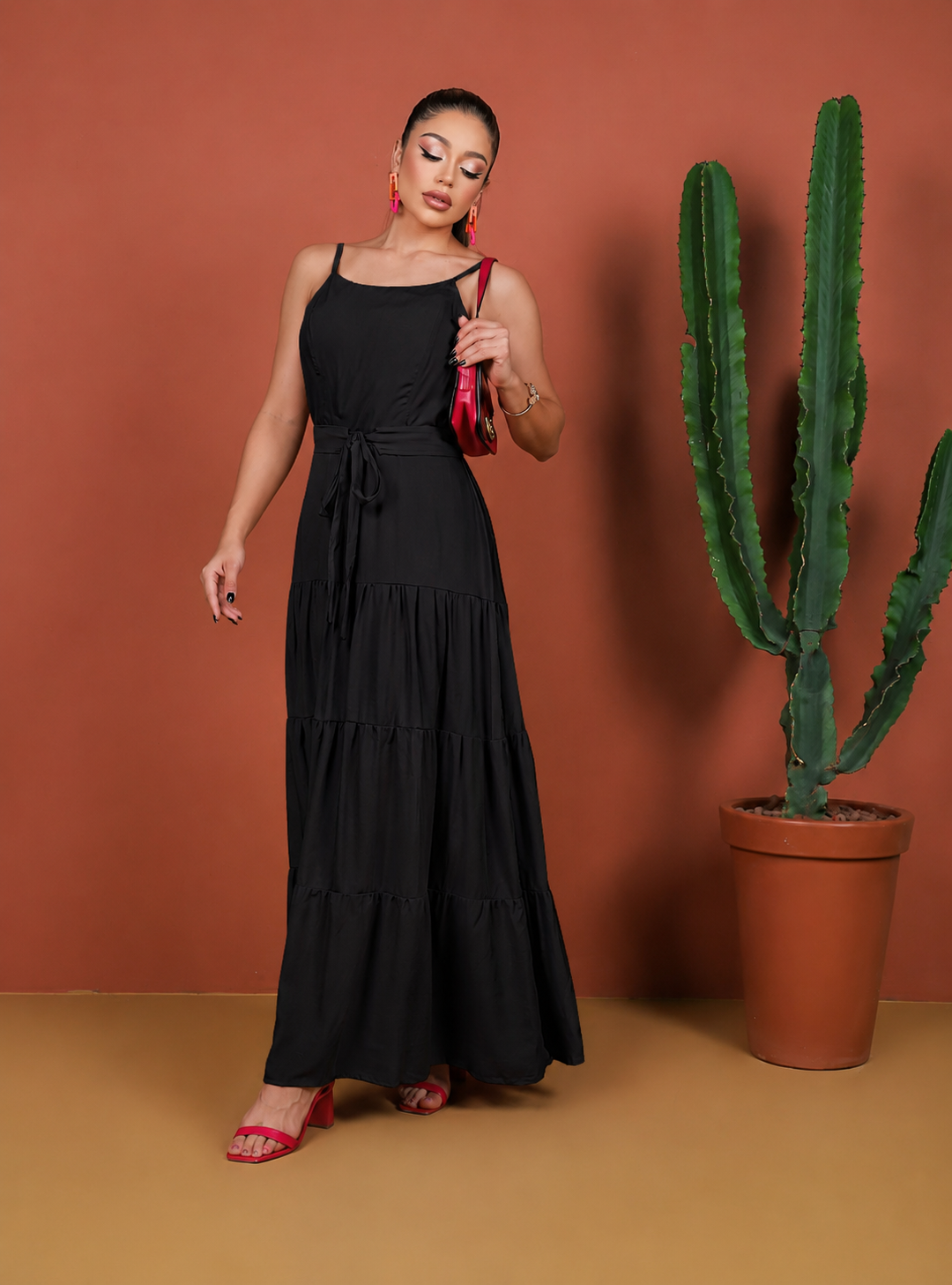 Langes Kleid mit Gürtel