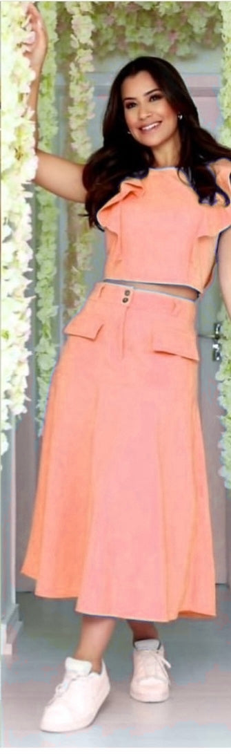 Conjunto saia midi com blusa cropped